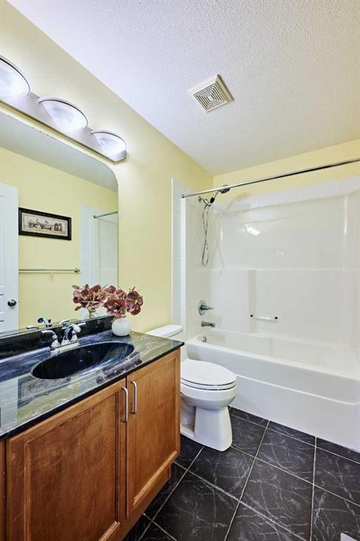 62 Crestmont Drive Sw, Calgary, AB - Indoor Photo Showing Bathroom