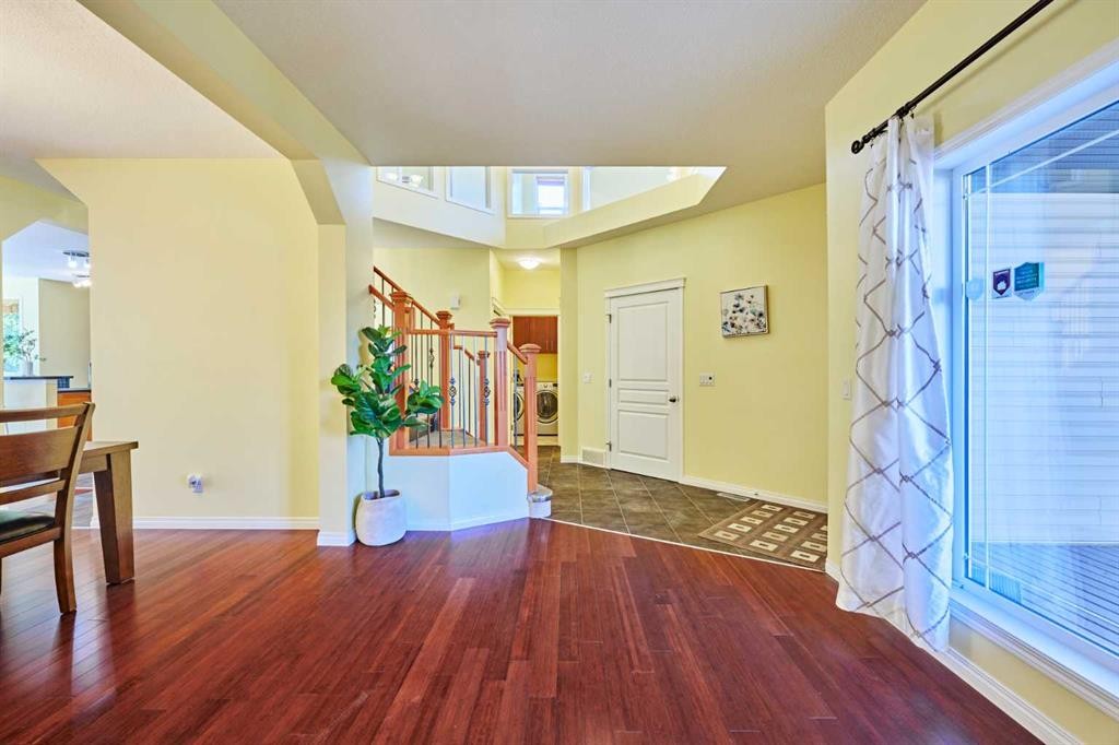 62 Crestmont Drive Sw, Calgary, AB - Indoor Photo Showing Other Room