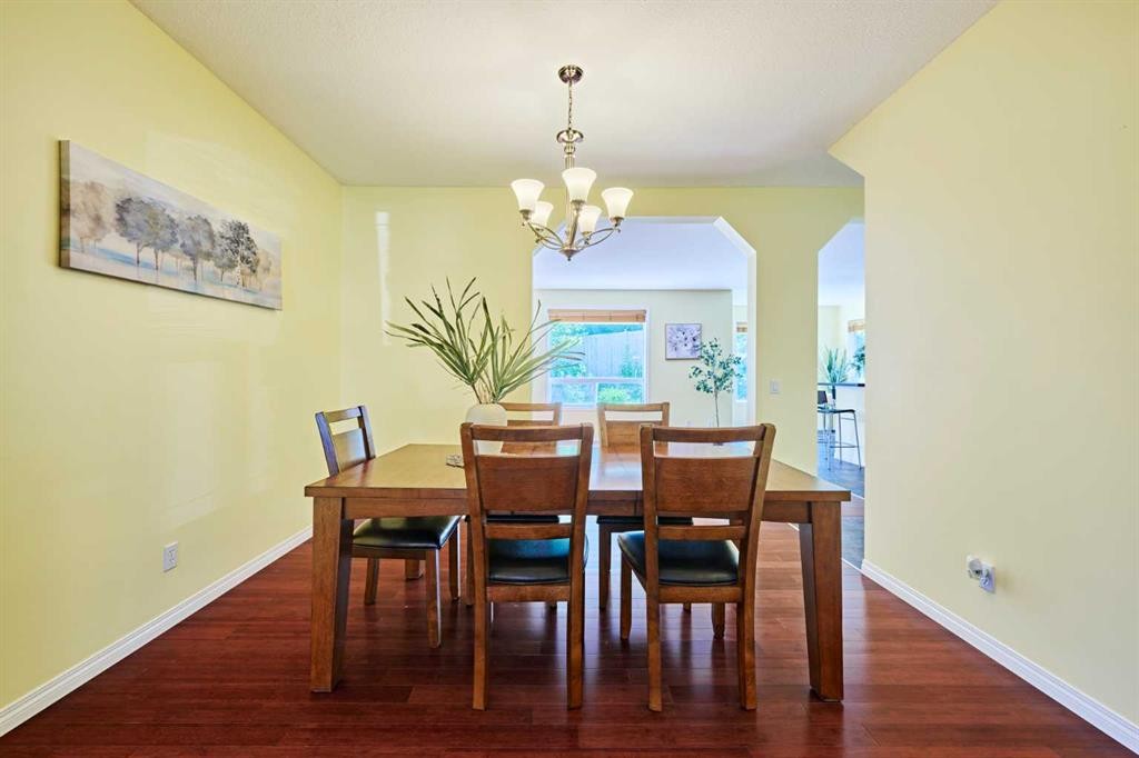 62 Crestmont Drive Sw, Calgary, AB - Indoor Photo Showing Dining Room