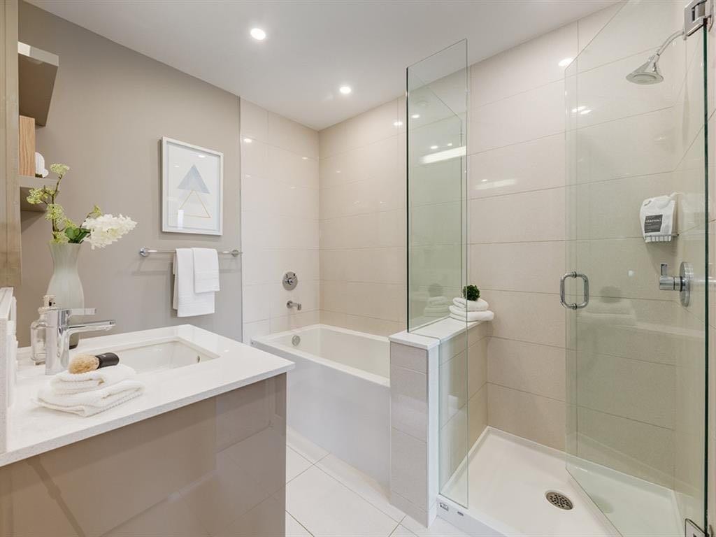 507-301 10 Street Nw, Calgary, AB - Indoor Photo Showing Bathroom