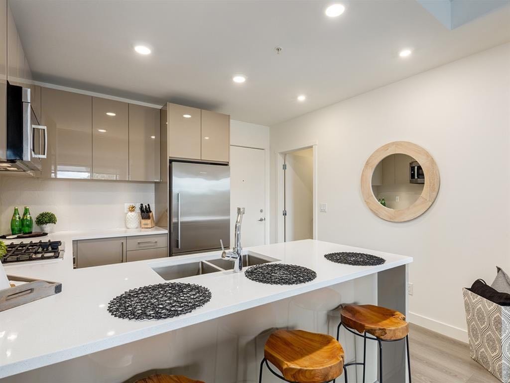 507-301 10 Street Nw, Calgary, AB - Indoor Photo Showing Kitchen With Stainless Steel Kitchen With Double Sink With Upgraded Kitchen