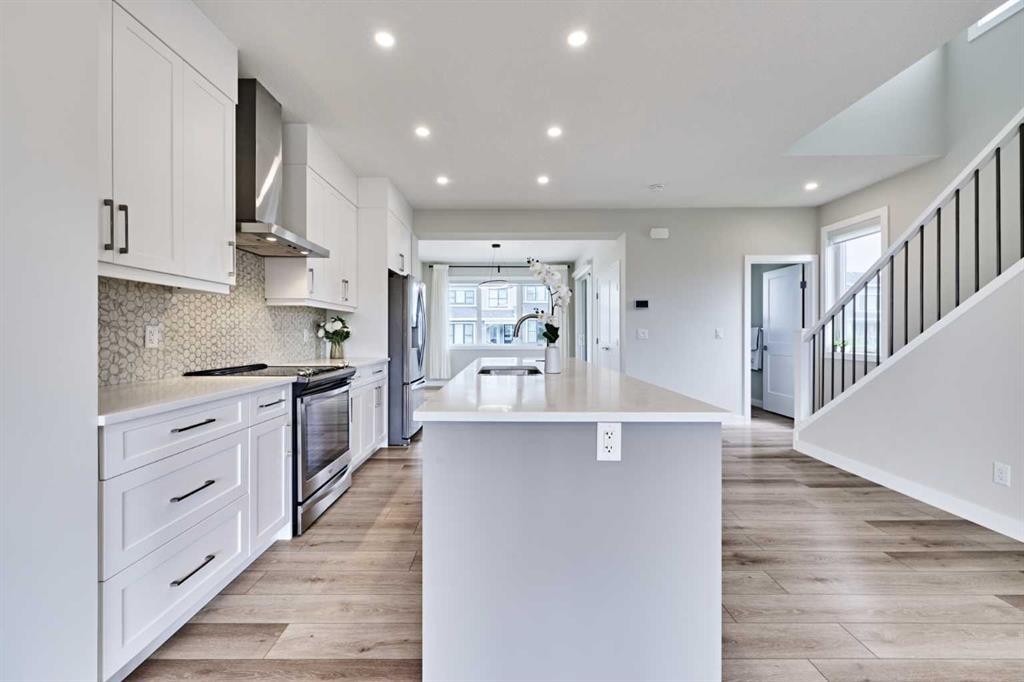 102 Crestridge Common Sw, Calgary, AB - Indoor Photo Showing Kitchen With Upgraded Kitchen