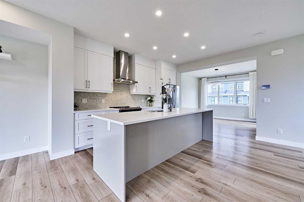 102 Crestridge Common Sw, Calgary, AB - Indoor Photo Showing Kitchen With Upgraded Kitchen