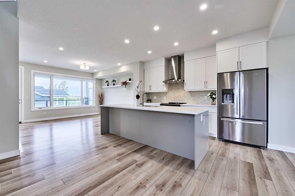 102 Crestridge Common Sw, Calgary, AB - Indoor Photo Showing Kitchen With Upgraded Kitchen