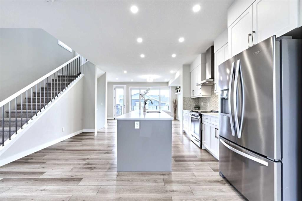 102 Crestridge Common Sw, Calgary, AB - Indoor Photo Showing Kitchen With Upgraded Kitchen