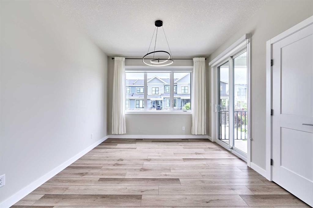 102 Crestridge Common Sw, Calgary, AB - Indoor Photo Showing Other Room