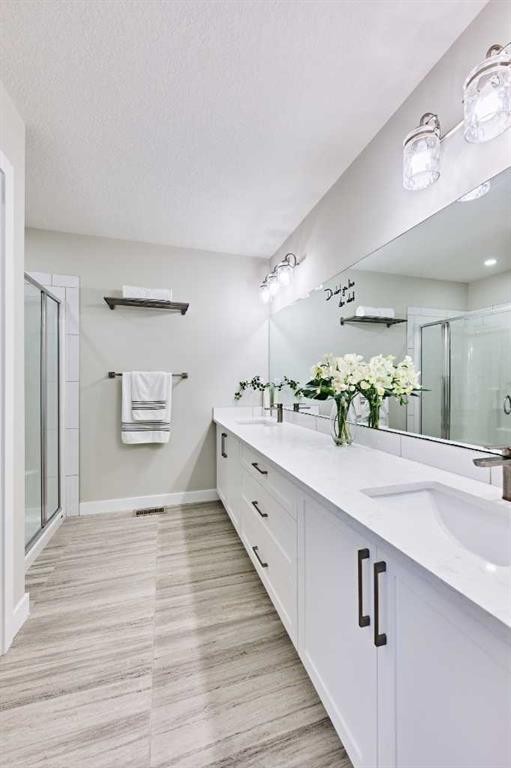 102 Crestridge Common Sw, Calgary, AB - Indoor Photo Showing Bathroom