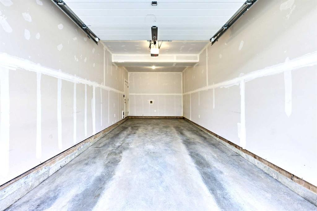 102 Crestridge Common Sw, Calgary, AB - Indoor Photo Showing Other Room
