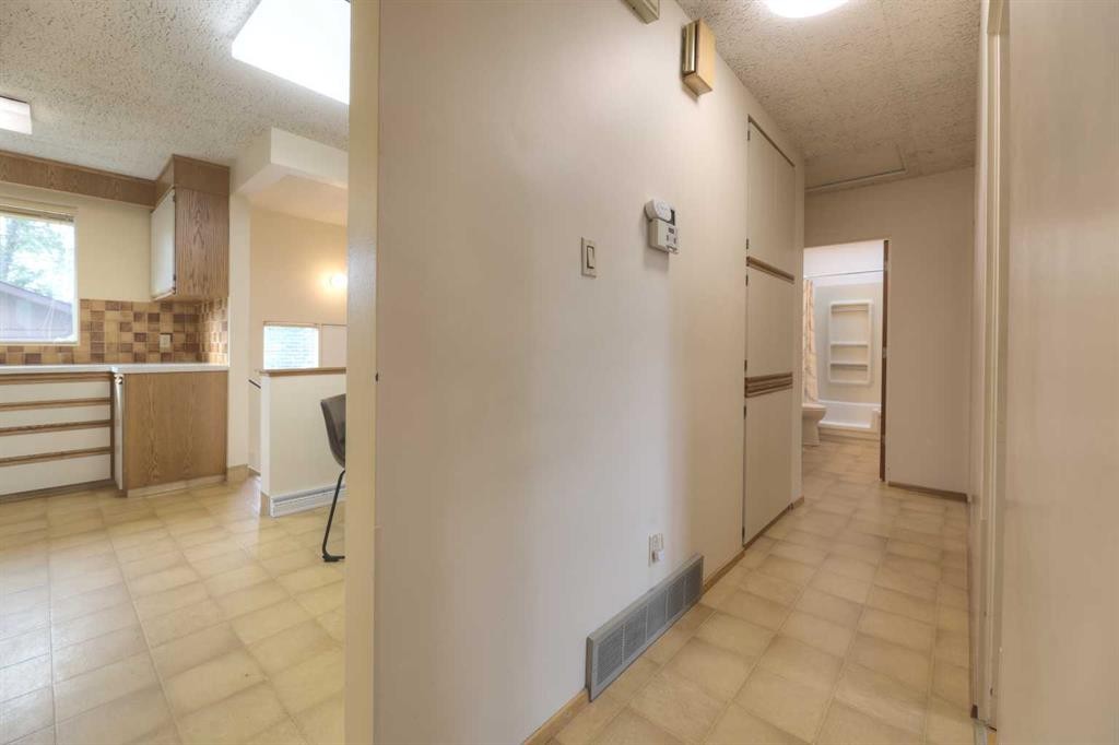 31 Rosery Drive Nw, Calgary, AB - Indoor
