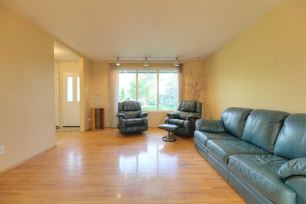 31 Rosery Drive Nw, Calgary, AB - Indoor Photo Showing Living Room