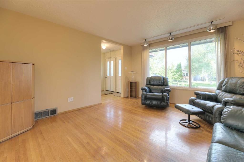 31 Rosery Drive Nw, Calgary, AB - Indoor Photo Showing Living Room