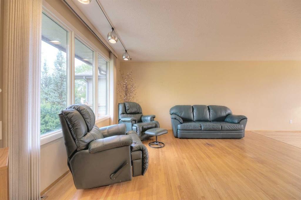31 Rosery Drive Nw, Calgary, AB - Indoor Photo Showing Living Room