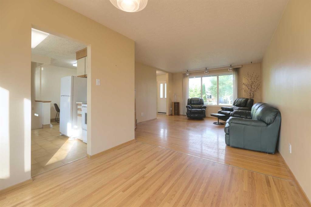 31 Rosery Drive Nw, Calgary, AB - Indoor Photo Showing Living Room
