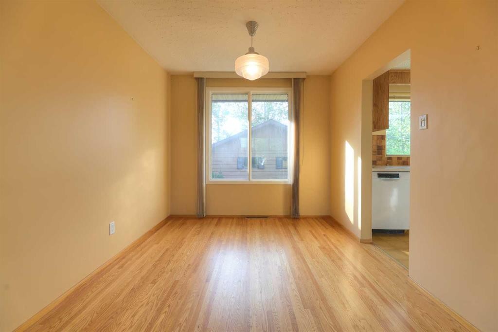 31 Rosery Drive Nw, Calgary, AB - Indoor Photo Showing Other Room