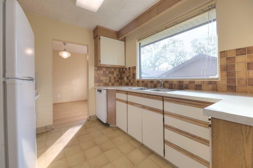 31 Rosery Drive Nw, Calgary, AB - Indoor Photo Showing Kitchen With Double Sink