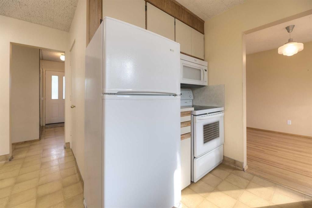 31 Rosery Drive Nw, Calgary, AB - Indoor Photo Showing Kitchen