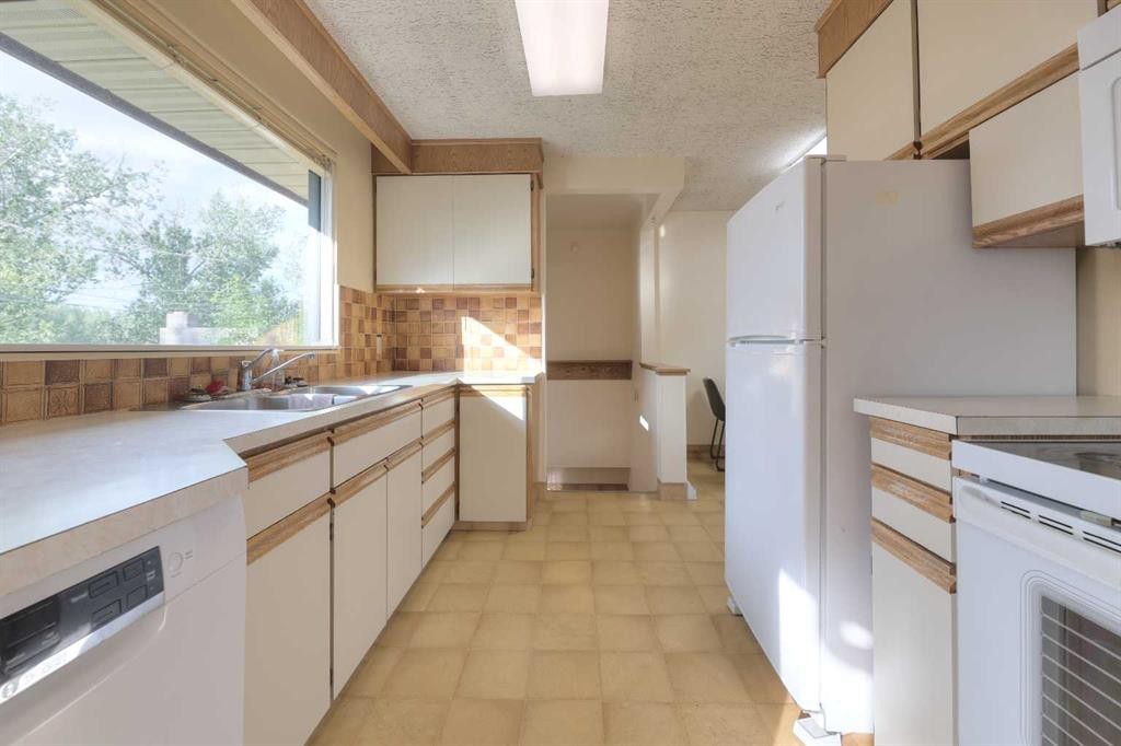 31 Rosery Drive Nw, Calgary, AB - Indoor Photo Showing Kitchen With Double Sink