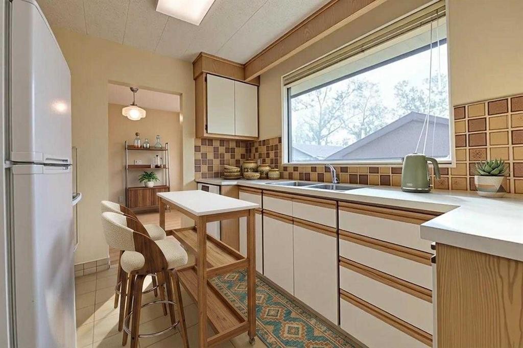 31 Rosery Drive Nw, Calgary, AB - Indoor Photo Showing Kitchen With Double Sink