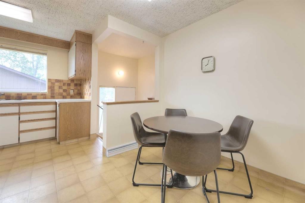 31 Rosery Drive Nw, Calgary, AB - Indoor Photo Showing Dining Room