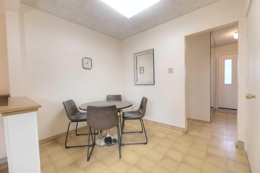31 Rosery Drive Nw, Calgary, AB - Indoor Photo Showing Dining Room