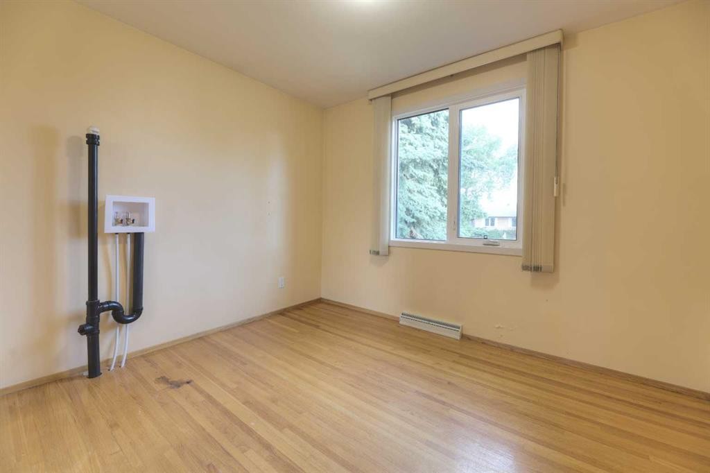 31 Rosery Drive Nw, Calgary, AB - Indoor Photo Showing Other Room