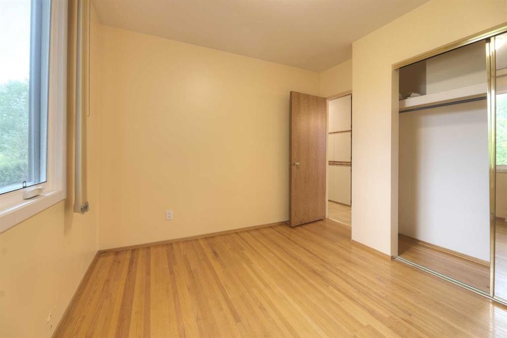 31 Rosery Drive Nw, Calgary, AB - Indoor Photo Showing Other Room