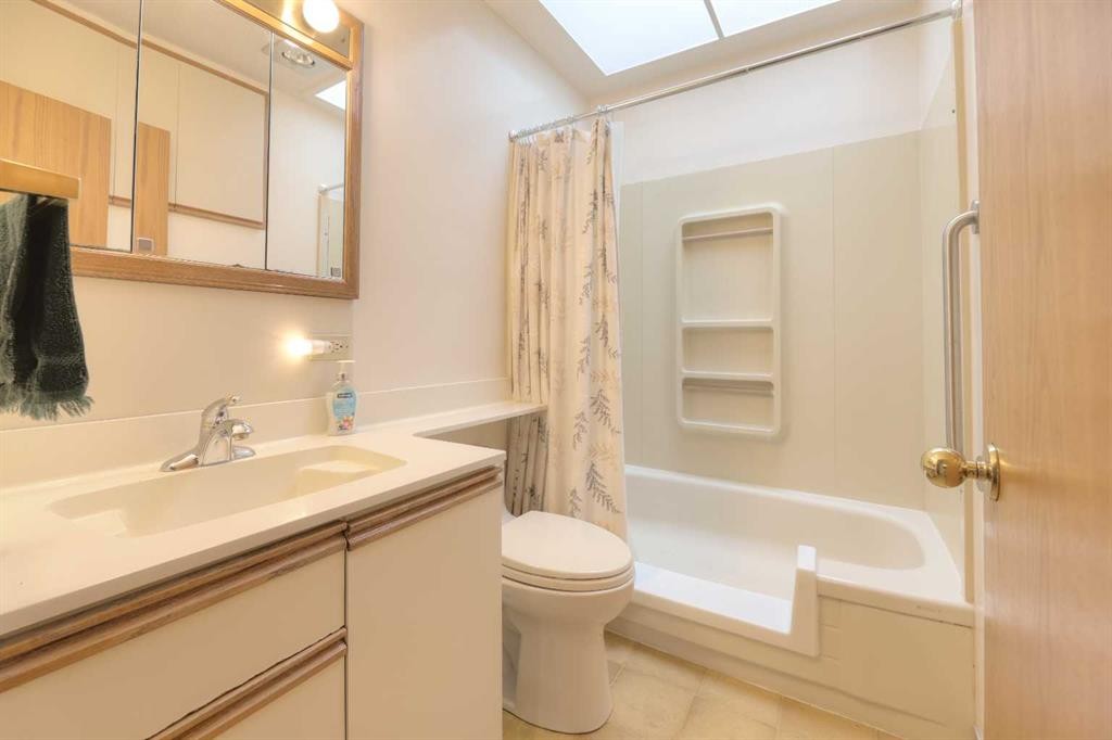 31 Rosery Drive Nw, Calgary, AB - Indoor Photo Showing Bathroom