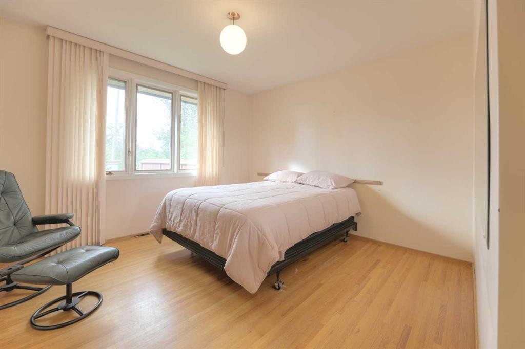 31 Rosery Drive Nw, Calgary, AB - Indoor Photo Showing Bedroom
