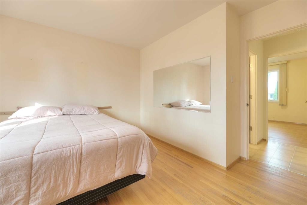 31 Rosery Drive Nw, Calgary, AB - Indoor Photo Showing Bedroom