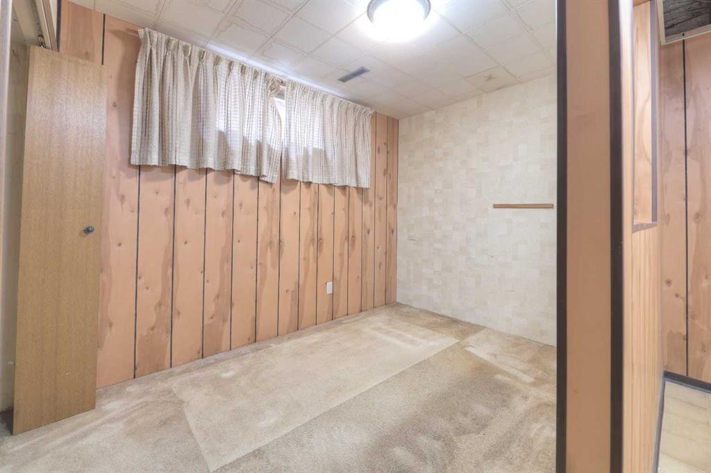 31 Rosery Drive Nw, Calgary, AB - Indoor Photo Showing Other Room