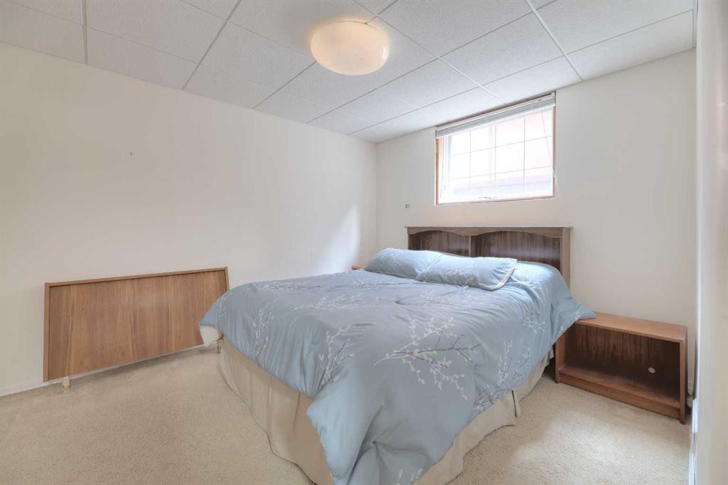 31 Rosery Drive Nw, Calgary, AB - Indoor Photo Showing Bedroom