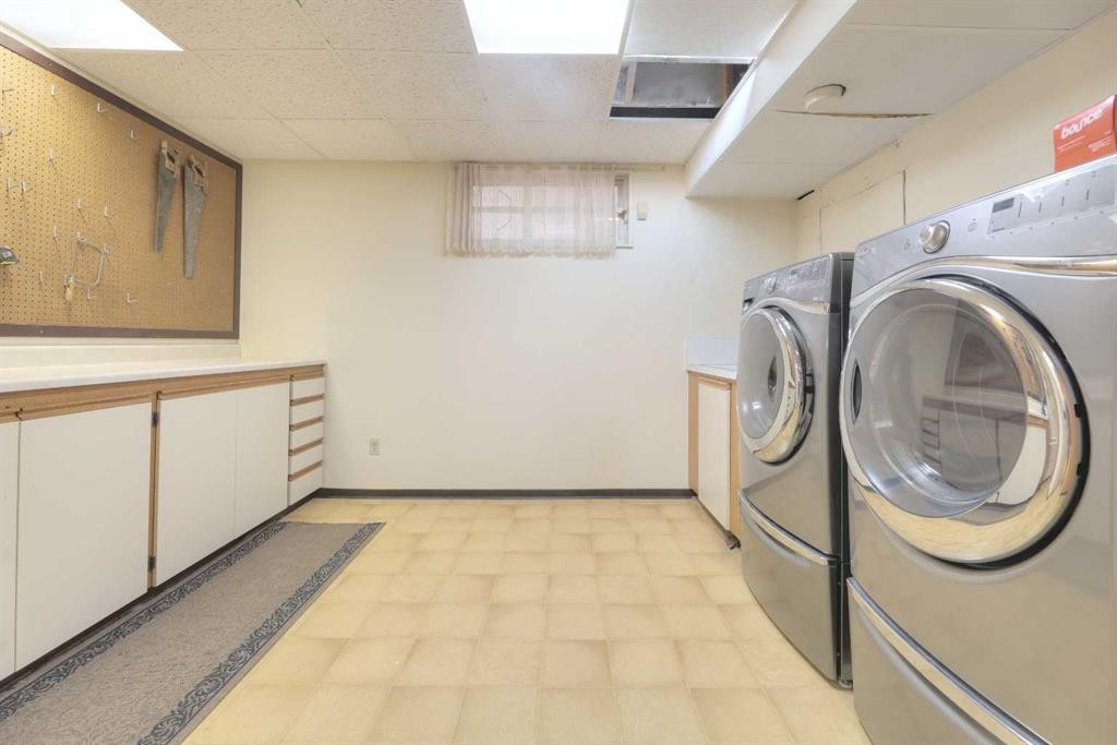 31 Rosery Drive Nw, Calgary, AB - Indoor Photo Showing Laundry Room