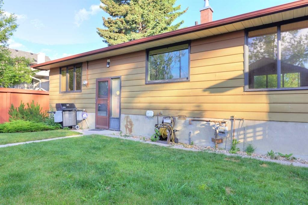 31 Rosery Drive Nw, Calgary, AB - Outdoor