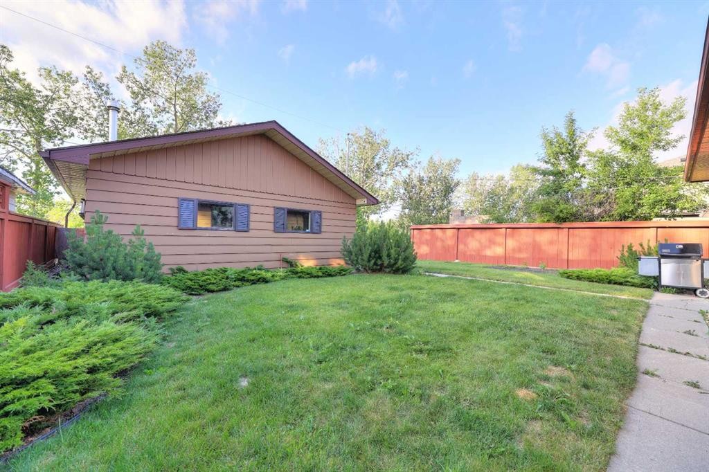 31 Rosery Drive Nw, Calgary, AB - Outdoor