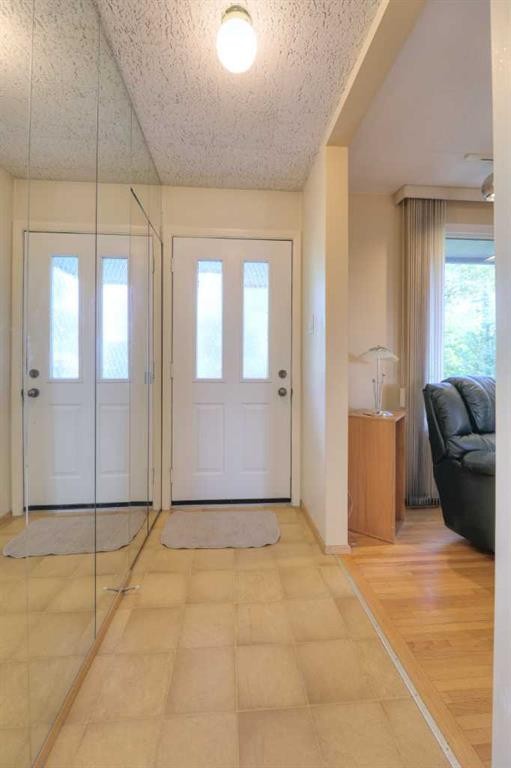 31 Rosery Drive Nw, Calgary, AB - Indoor Photo Showing Other Room