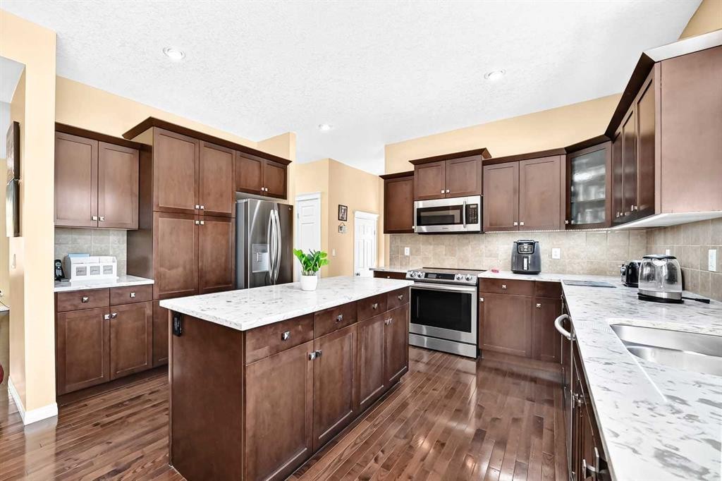 29 Westridge Crescent, Okotoks, AB - Indoor Photo Showing Kitchen With Upgraded Kitchen