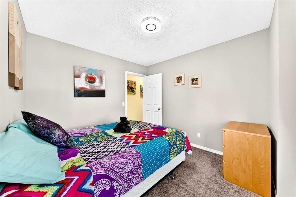 29 Westridge Crescent, Okotoks, AB - Indoor Photo Showing Bedroom