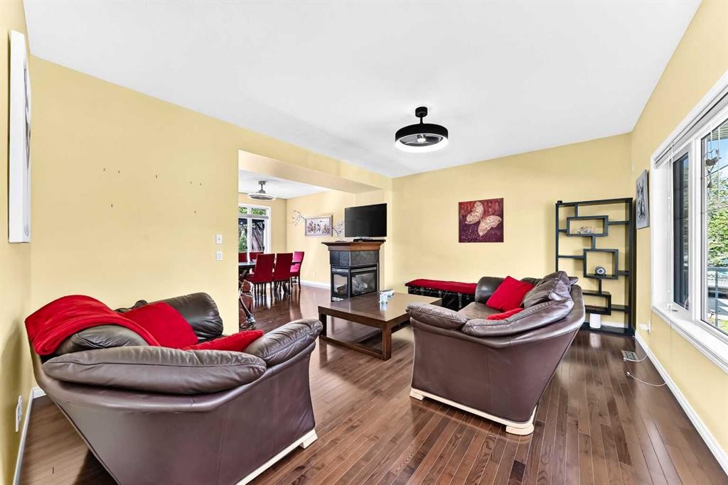 29 Westridge Crescent, Okotoks, AB - Indoor Photo Showing Living Room
