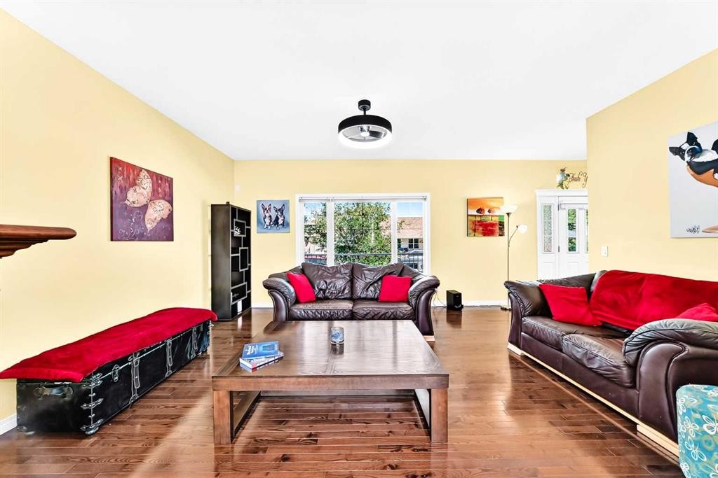 29 Westridge Crescent, Okotoks, AB - Indoor Photo Showing Living Room