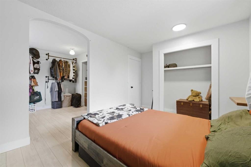 4159 Doverbrook Road Se, Calgary, AB - Indoor Photo Showing Bedroom