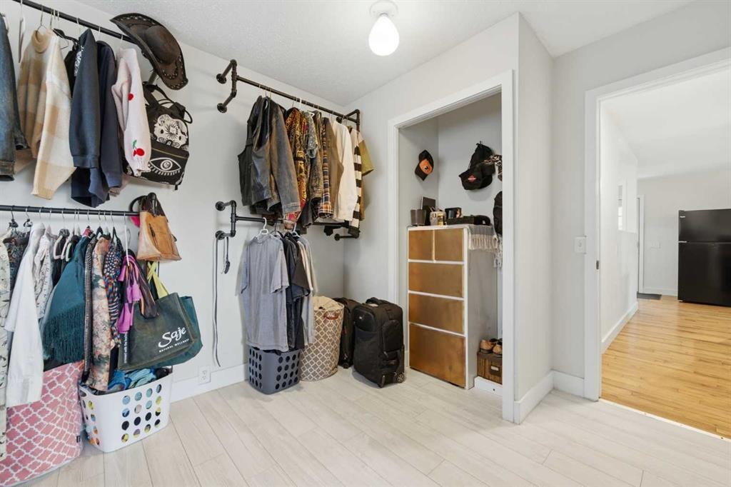 4159 Doverbrook Road Se, Calgary, AB - Indoor With Storage