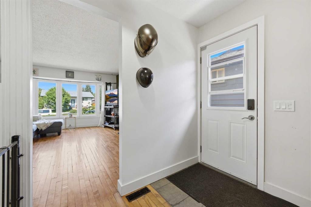 4159 Doverbrook Road Se, Calgary, AB - Indoor Photo Showing Other Room