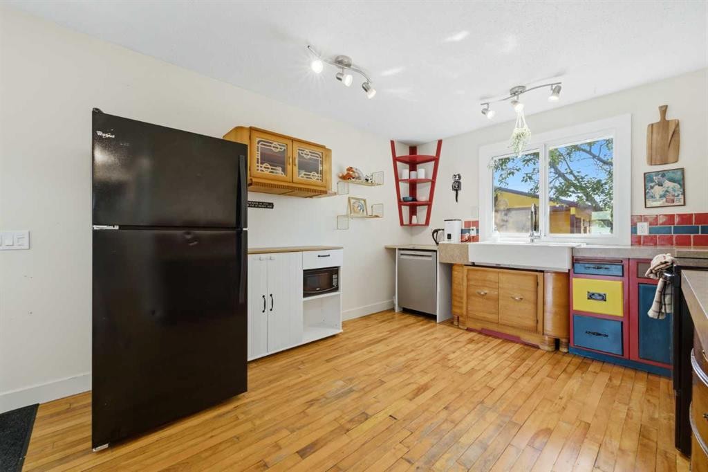 4159 Doverbrook Road Se, Calgary, AB - Indoor Photo Showing Kitchen