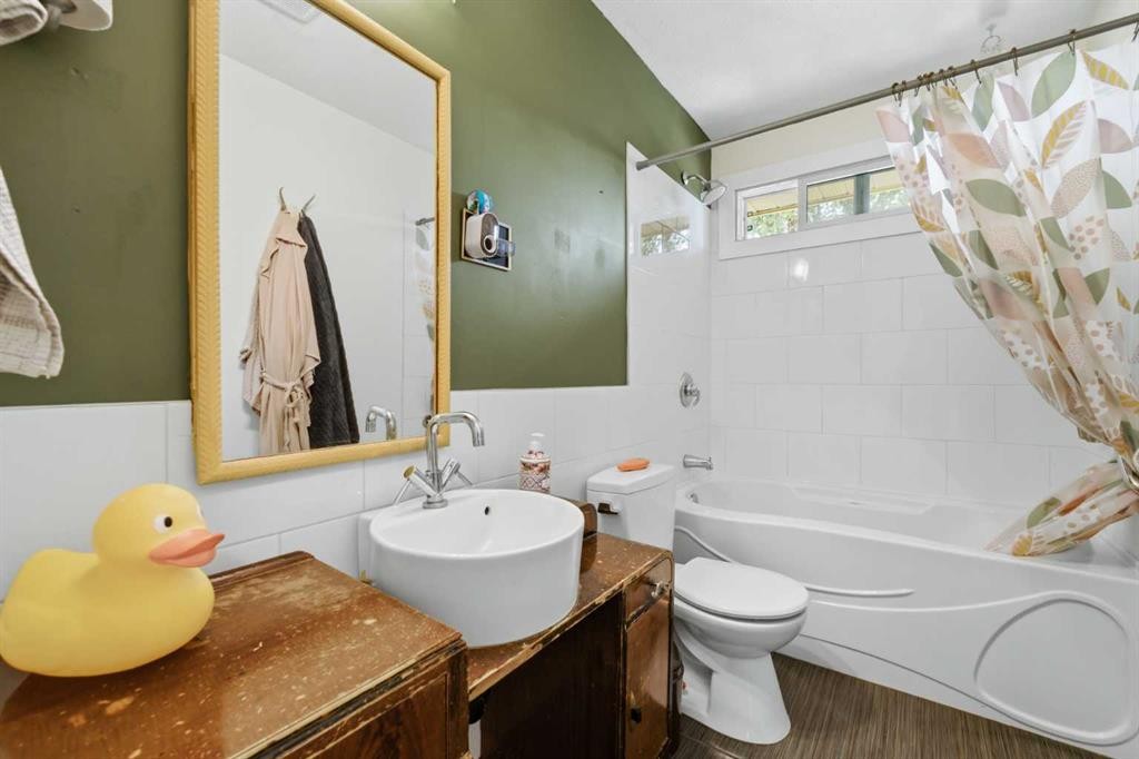 4159 Doverbrook Road Se, Calgary, AB - Indoor Photo Showing Bathroom
