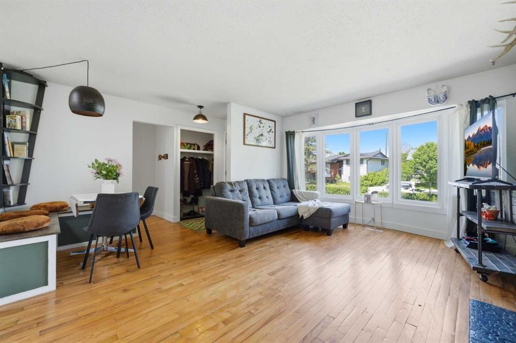 4159 Doverbrook Road Se, Calgary, AB - Indoor Photo Showing Living Room