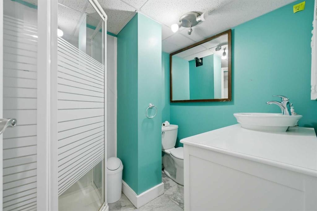 4159 Doverbrook Road Se, Calgary, AB - Indoor Photo Showing Bathroom