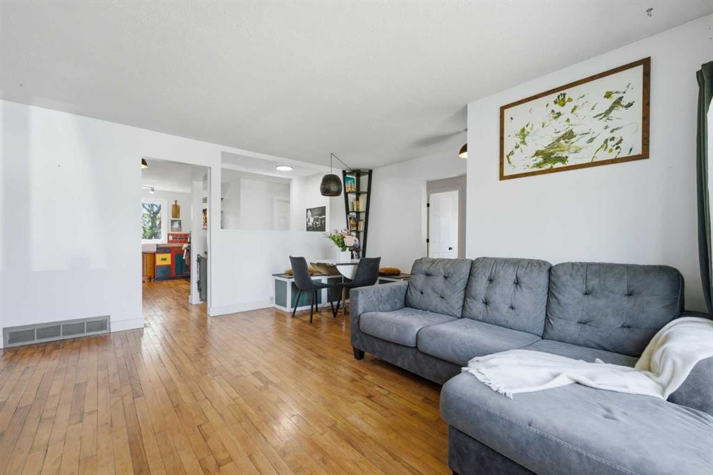 4159 Doverbrook Road Se, Calgary, AB - Indoor Photo Showing Living Room