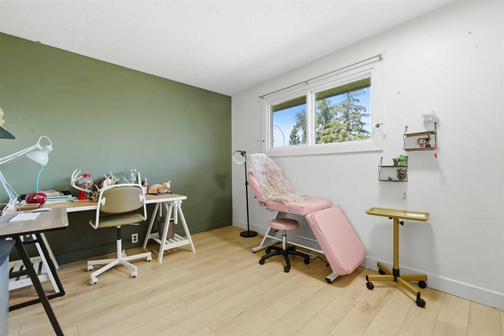 4159 Doverbrook Road Se, Calgary, AB - Indoor Photo Showing Office