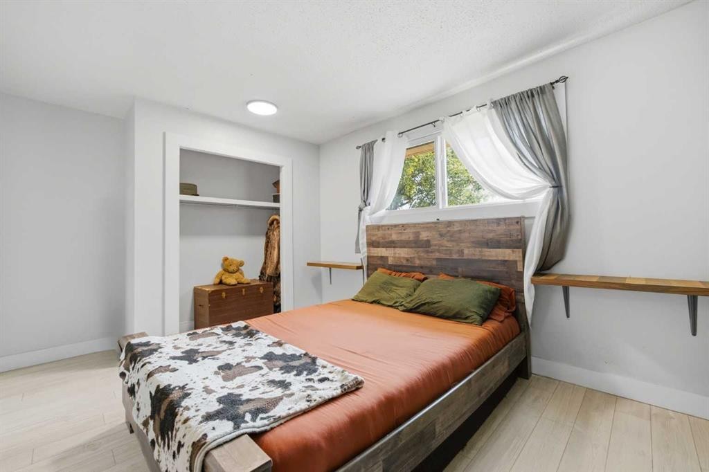 4159 Doverbrook Road Se, Calgary, AB - Indoor Photo Showing Bedroom