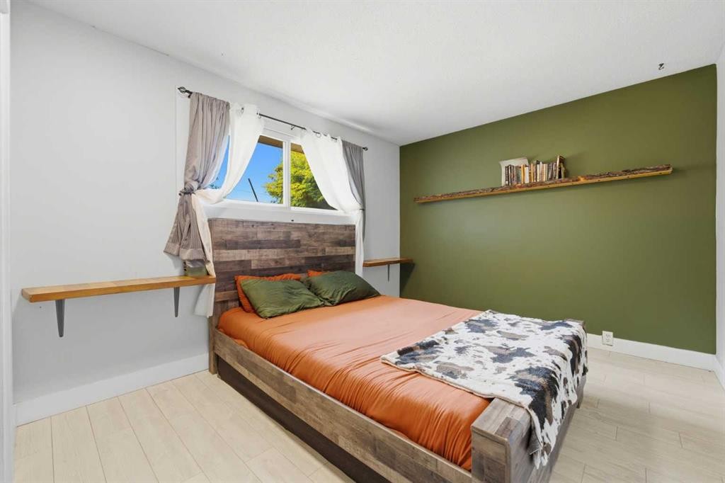 4159 Doverbrook Road Se, Calgary, AB - Indoor Photo Showing Bedroom